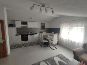 Ogroman apartman uz besplatan parking, roštilj.